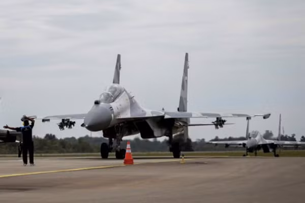 Chiến đấu cơ Sukhoi Indonesia hôm 3/10 hạ cánh xuống sân bay Hang Nadim, Batam, thuộc quần đảo Riau, sau khi huấn luyện cho cuộc tập trận quân sự. Ảnh:Reuters