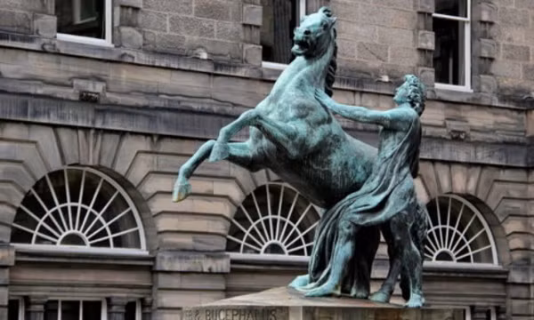 Tượng của Alexander Đại đế và chiến mã Bucephalus ở Scotland. Ảnh:War History.
