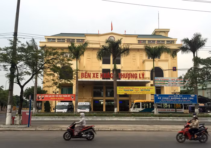 Bến xe khách Thượng Lý không một bóng người. Ảnh: Bùi Tuấn Linh