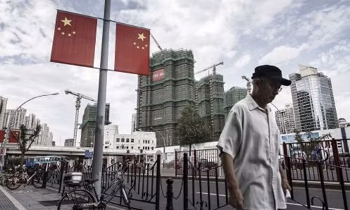 Người dân đi bộ trên đường phố Thượng Hải. Ảnh:AFP