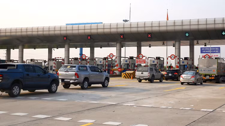 Việc thu phí tự động không dừng là phương thức mới mẻ, mới xuất hiện ở Việt Nam khoảng 3 năm trở lại đây. Ảnh: Lê Tiên