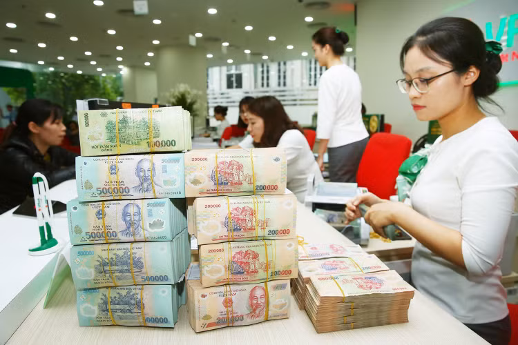 Ngân hàng mua trái phiếu doanh nghiệp thường là vì doanh nghiệp không đủ điều kiện vay vốn hoặc ngân hàng muốn được hưởng lợi nhuận cao hơn lãi cho vay. Ảnh: Lê Tiên