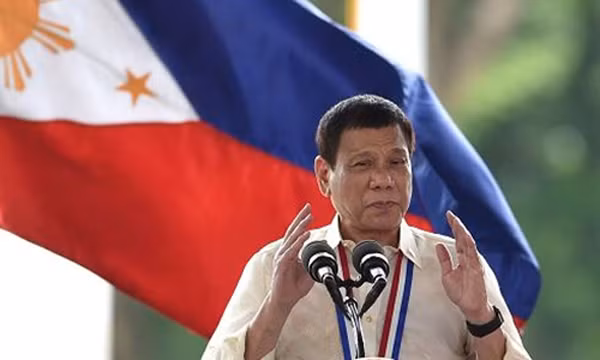 Tổng thống Duterte xin lỗi vì sai sót trong danh sách quan chức dính líu buôn bán ma túy. Ảnh: CNBC.