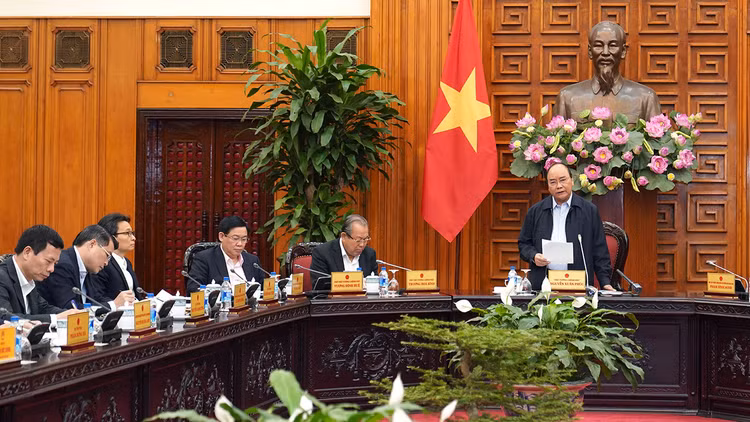 Thủ tướng Nguyễn Xuân Phúc chủ trì cuộc họp bàn giải pháp tháo gỡ khó khăn cho sản xuất, kinh doanh, thúc đẩy tăng trưởng kinh tế. Ảnh: Hiếu Nguyễn