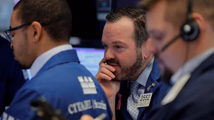 Các nhà giao dịch cổ phiếu trên sàn NYSE ở New York, Mỹ - Ảnh: Reuters.