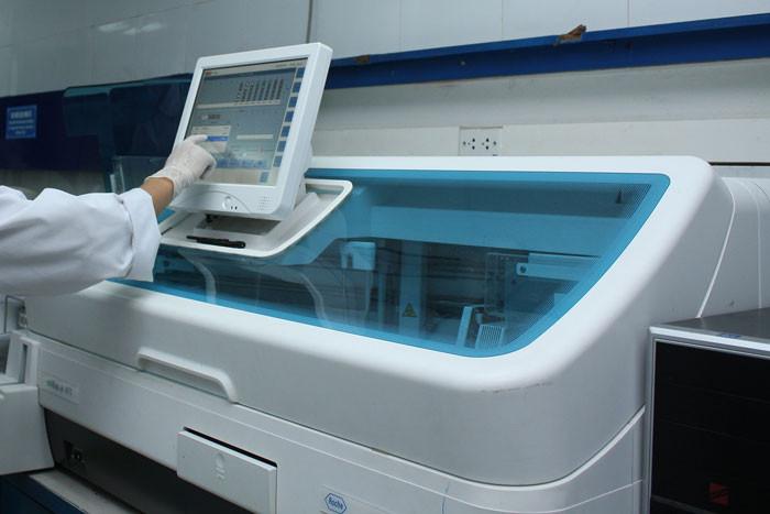 Công khai đầy đủ thông tin về gói thầu trang thiết bị y tế là cơ sở để cơ quan giám sát thẩm định được cơ bản giá trúng thầu có cạnh tranh hay không. Ảnh: Lê Tiên