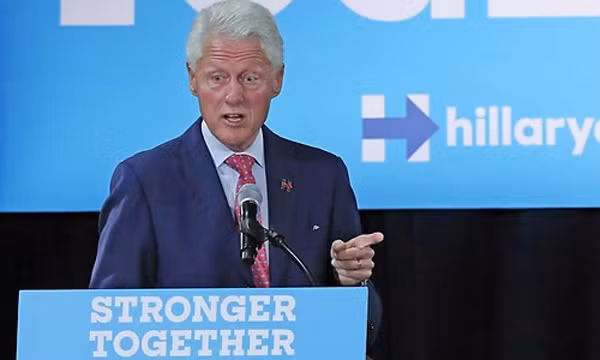 Ông Clinton nói Kim Jong-un "hiếu chiến" hơn cha và ông nội. Ảnh: Yonhap.