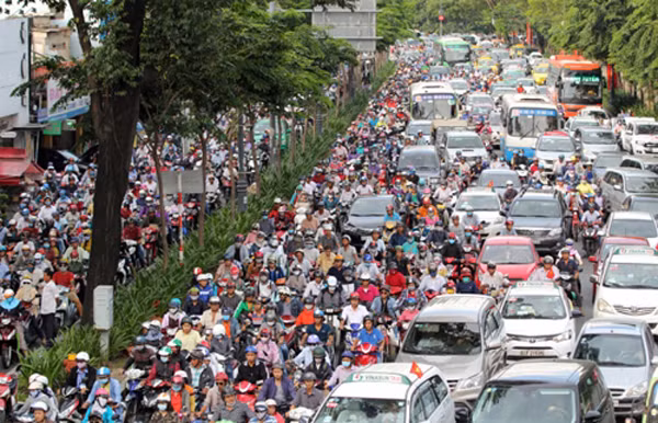 Các tuyến đường quanh sân bay Tân Sơn Nhất thường xuyên rơi vào cảnh ùn tắc. Ảnh: Duy Trần