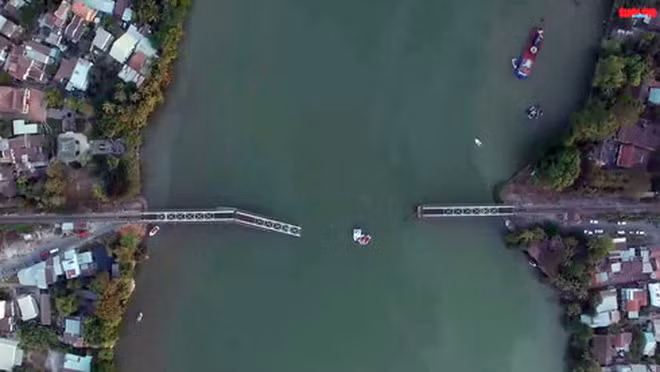 Cầu Ghềnh sau khi sập nhìn từ trên cao - Ảnh: cát từ flycam