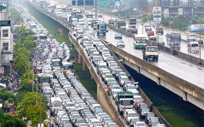 Vào một số ngày có mưa lớn hoặc cao điểm như khai giảng, trước Tết Nguyên đán, đường Nguyễn Xiển và Vành đai 3 Hà Nội đã từng ùn tắc vài km - Ảnh: Hoàng Anh (Zing)