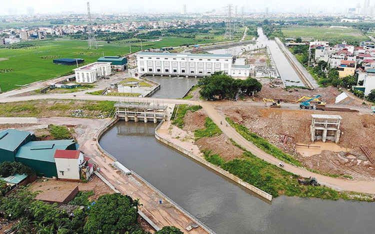 Tại một số gói thầu thuộc Dự án Cải thiện hệ thống tiêu nước khu vực phía Tây TP. Hà Nội, có một số nhà thầu bị loại do hồ sơ đề xuất kỹ thuật không hợp lệ. Ảnh: Mạnh Thắng