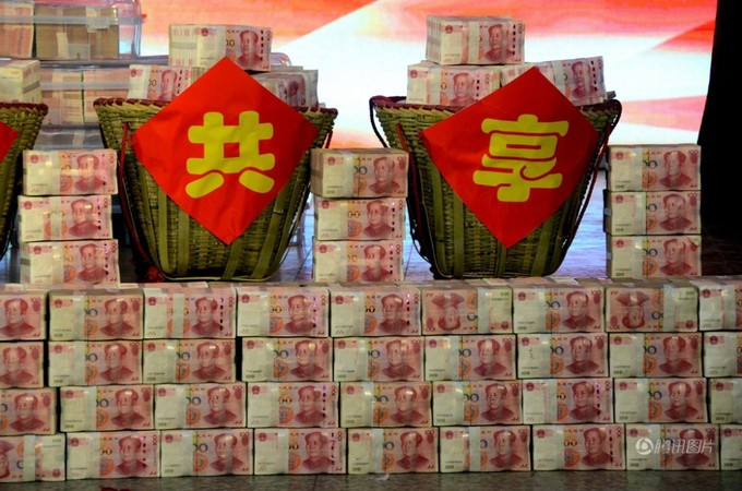 Nhân viên Trung Quốc vác bao tải lĩnh thưởng Tết