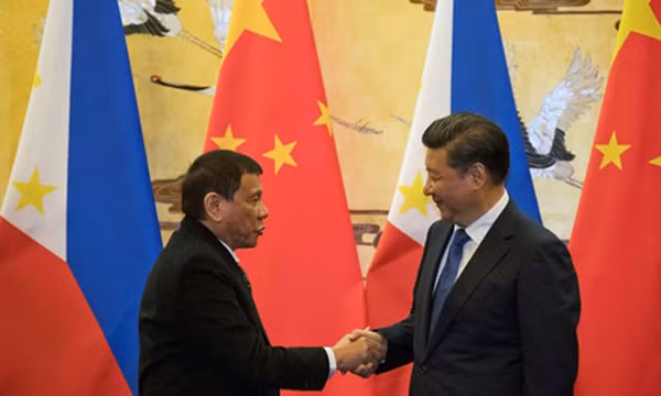 Ông Duterte gặp ông Tập Cận Bình trong chuyến công du tới Trung Quốc. Ảnh:Reuters.