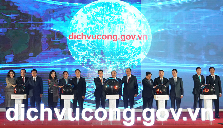 Thủ tướng Nguyễn Xuân Phúc và các đại biểu thực hiện nghi thức khai trương Cổng Dịch vụ công quốc gia. Ảnh: Hiếu Nguyễn