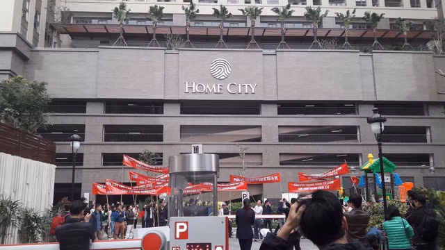Cư dân tại Home City bức xúc khi chủ đầu tư bịt lối đi chính, bắt cư dân đi một lối đi phụ không có địa chỉ rõ ràng.