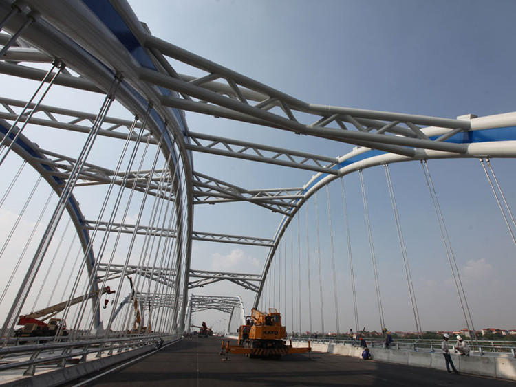 Gói thầu xây dựng cầu dẫn phía Đông Anh (cầu Đông Trù) đã phải 3 lần gia hạn tiến độ thi công, nhưng không làm rõ các nguyên nhân để xử lý. Ảnh: Đức Thanh