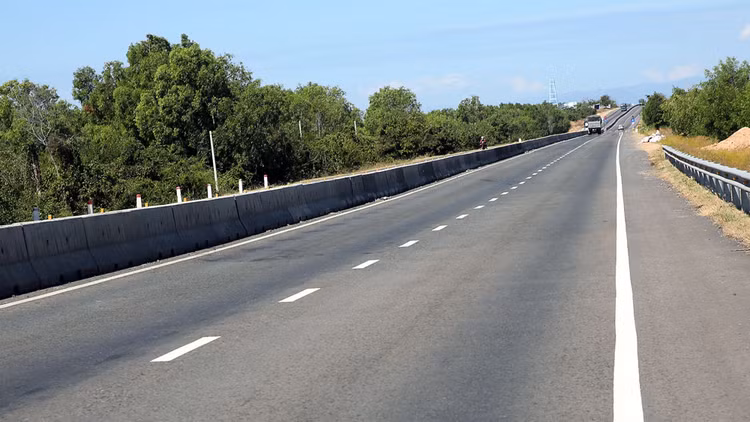 Bộ KH&ĐT và Ngân hàng Phát triển châu Á đang hỗ trợ Bộ GTVT chuẩn bị 4/8 dự án đầu tư xây dựng đường bộ cao tốc Bắc - Nam phía Đông. Ảnh: Hoài Tâm