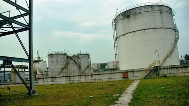 Nhà máy xăng sinh học bio ethanol Dung Quất đang phải ngừng hoạt động vì không tiêu thụ được sản phẩm - Ảnh: Trần Mai