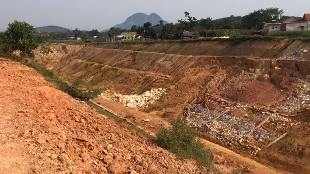 Công trình hàng trăm tỷ chưa đưa vào sử dụng đã bị sạt lở, nhà thầu thi công cho rằng cần thêm khoảng 500 tỷ đồng để khắc phục triệt để, gia cố toàn bộ hệ thống kênh này