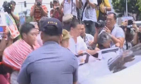 Nhóm cánh tả Philippines đụng độ với cảnh sát ở gần khu vực đại sứ quán Mỹ tại Manila. Ảnh:Xinhua.