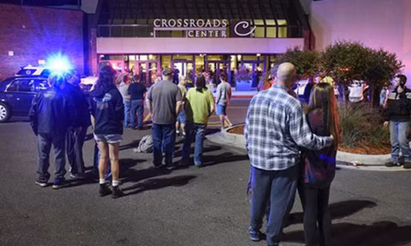 Người dân đứng ngoài trung tâm mua sắm Crossroads Center, thành phố St. Cloud, bang Minnesota, ngày 17/9. Ảnh: AP