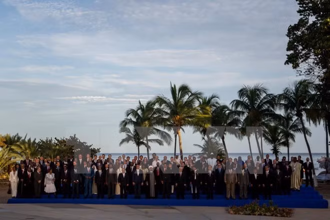 Đại diện các nước tham dự chụp ảnh chung tại hội nghị. (Nguồn: EPA/TTXVN)