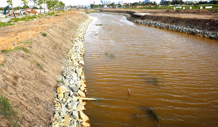 Gần 10 năm qua, TP.HCM đã “rót” gần 2.000 tỷ đồng đầu tư hệ thống thủy lợi phục vụ sản xuất gắn với mục tiêu xây dựng nông thôn mới. Ảnh: Nhã Chi