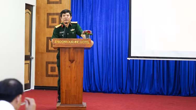 Đại tá Nguyễn Bảo Long, Trưởng phòng Đấu thầu - Cục Kế hoạch và Đầu tư thuộc Bộ Quốc phòng phát biểu khai mạc khóa bồi dưỡng