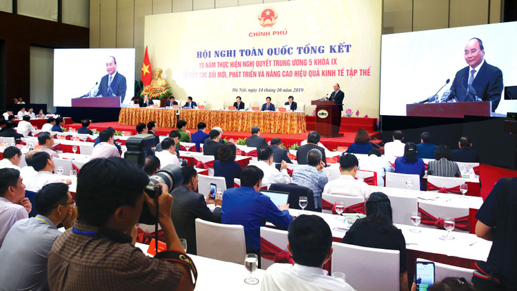 Thủ tướng Nguyễn Xuân Phúc nhấn mạnh, Đảng và Nhà nước mong muốn người dân tham gia liên kết, hợp tác sản xuất, tạo năng lực phát triển mới, vươn ra thị trường thế giới. Ảnh: Lê Tiên