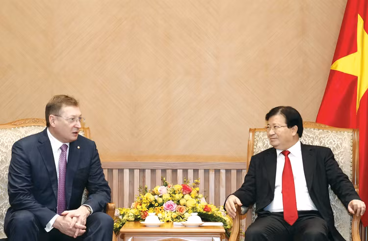 Phó Thủ tướng Trịnh Đình Dũng ghi nhận những kiến nghị của Công ty Zarubezhneft về các vấn đề liên quan đến thuế. Ảnh: TTXVN