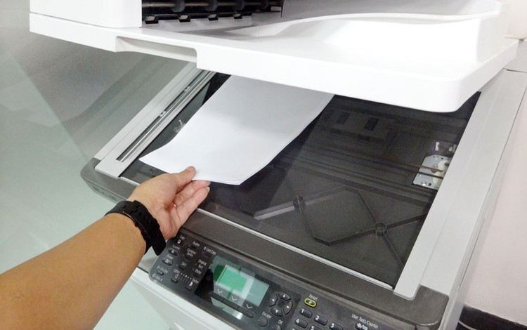 Gói thầu Mua sắm thuộc Dự án Mua sắm tập trung của UBND huyện Cờ Đỏ (Cần Thơ) có nội dung chính là mua sắm trang bị bàn ghế, máy vi tính, máy photo... Ảnh: Tường Lâm