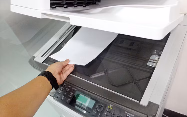 Gói thầu Mua sắm thuộc Dự án Mua sắm tập trung của UBND huyện Cờ Đỏ (Cần Thơ) có nội dung chính là mua sắm trang bị bàn ghế, máy vi tính, máy photo... Ảnh: Tường Lâm