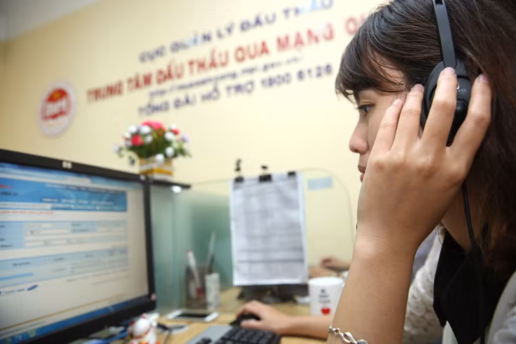 Trong 9 tháng đầu năm 2017, hơn 5.900 gói thầu lựa chọn nhà thầu qua Hệ thống mạng đấu thầu quốc gia. Ảnh: Nhã Chi