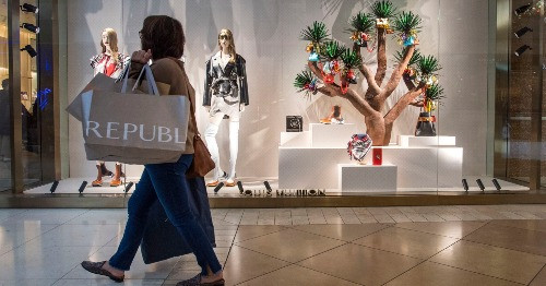 Người mua sắmđi qua cửa hàng củaLouis Vuitton trong dịpBlack Friday.Ảnh: AFP