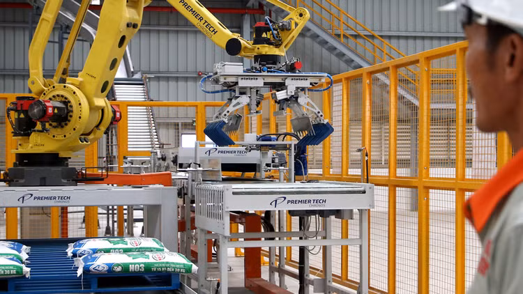 Cần có giải pháp tổng thể để nâng cao sức cạnh tranh, trong đó có vấn đề nguồn nhân lực. Ảnh: Minh Khuê