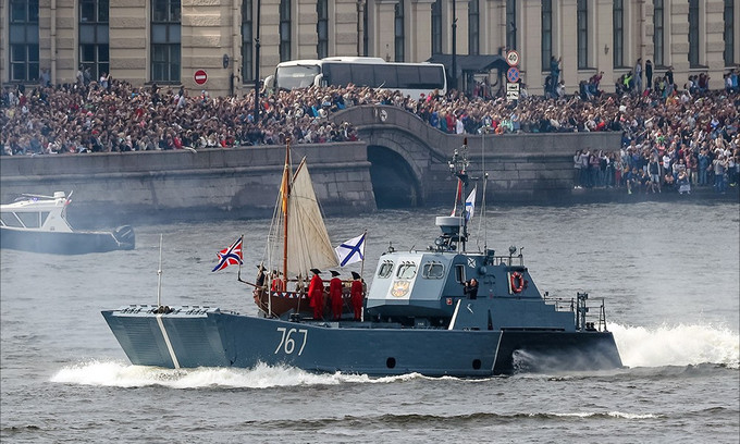 Tàu chiến, máy bay Nga duyệt binh trong Ngày Hải quân