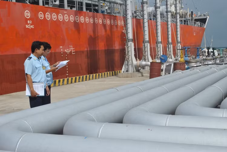 Công chức Hải quan cảng Sài Gòn khu vực 3 giám sát xăng dầu nhập khẩu. Ảnh: T.H