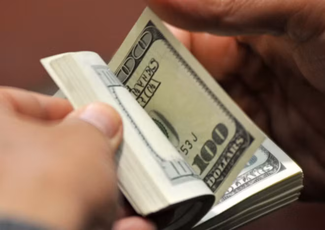 Sẽ cân nhắc biện pháp hạn chế huy động ngoại tệ vào ngân hàng