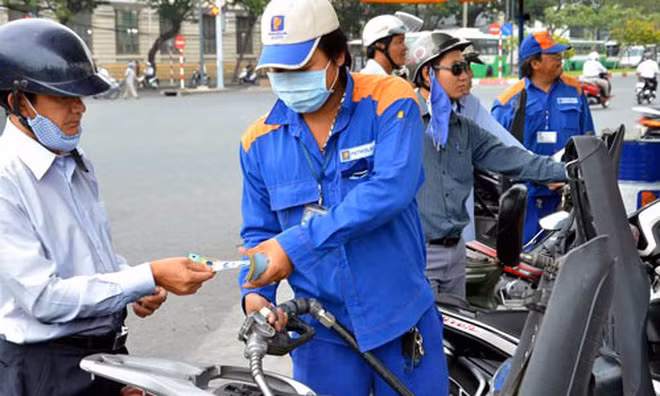 Hôm nay, giá xăng giảm 900 đồng/lít?