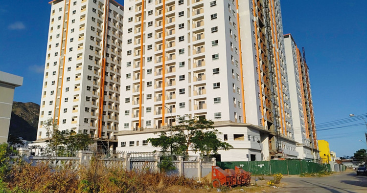 Một trong những dự án nhà ở xã hội của Công ty TNHH Tư vấn - Thương mại - Dịch vụ địa ốc Hoàng Quân Nha Trang đang gặp nhiều khó khăn. Ảnh: Bích Thủy