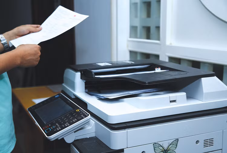 Tỷ lệ giảm giá qua đấu thầu của Công ty TNHH SN TG chuyên cung cấp máy tính, máy photocopy… thường rất thấp. Ảnh: Nhã Chi