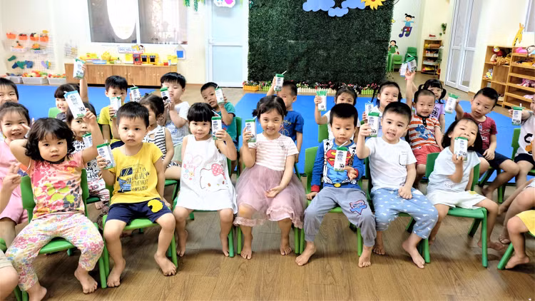 TP. Hà Nội đã có gần 90% trẻ mầm non, tiểu học được tham gia uống sữa học đường