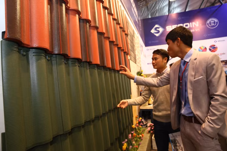 Doanh nghiệp ngành vật liệu xây dựng cần cải tiến mẫu mã sản phẩm, đầu tư máy móc, nâng cao năng suất lao động… nhằm tăng sức cạnh tranh. Ảnh: Lê Tiên