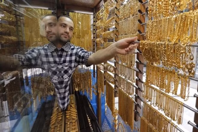 Giá vàng rơi nhanh ngay phiên giao dịch đầu tuần. Ảnh: Reuters.