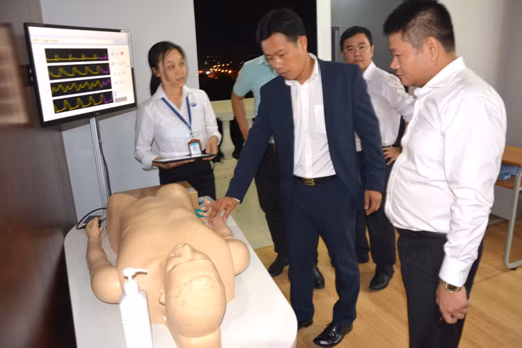 Thứ trưởng Bộ LĐTB&XH Lê Quân (đứng giữa) tham quan mô hình đào tạo điều dưỡng sang làm việc tại Nhật Bản tại Trường Cao đẳng Lê Quý Đôn Việt - Nhật