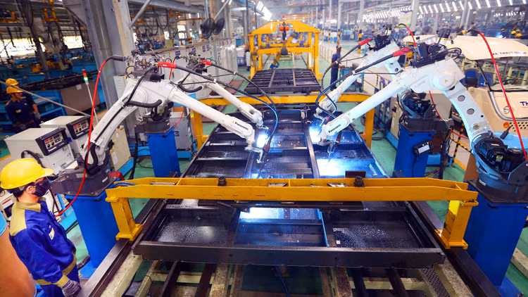 Cách mạng công nghiệp 4.0 sẽ cuốn tất cả doanh nghiệp vào một vòng xoáy cạnh tranh mạnh mẽ để rồi lập lại một trật tự mới. Ảnh: Lê Tiên
