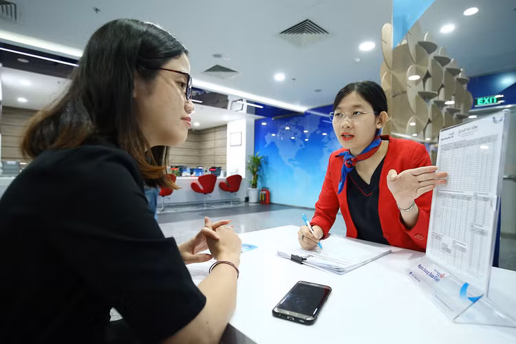 Ngân hàng có nghiệp vụ và có mạng lưới khách hàng tiềm năng nên có thể hỗ trợ để đợt phát hành trái phiếu DN đạt hiệu quả tối ưu. Ảnh: Lê Tiên