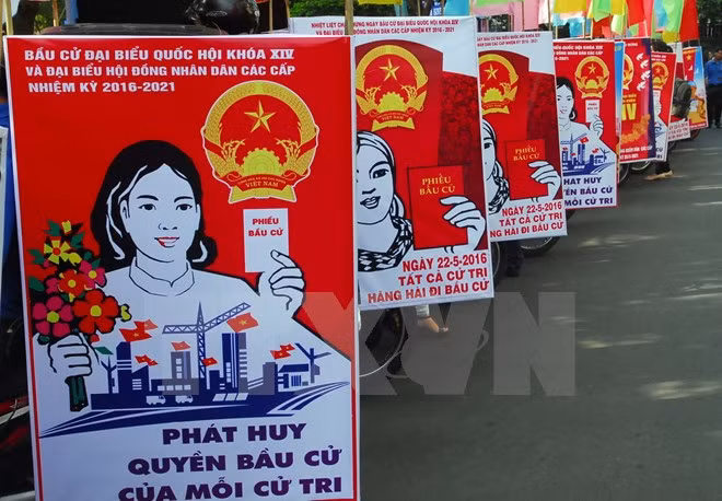 Tranh cổ động bầu cử đại biểu Quốc hội khóa XIV và Hội đồng nhân dân các cấp được tuyên truyền đến người dân Thành phố Hồ Chí Minh. (Ảnh: Mạnh Linh/TTXVN)