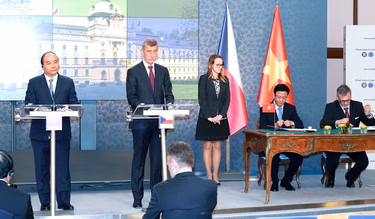 Thủ tướng Nguyễn Xuân Phúc và Thủ tướng Cộng hoà Séc Andrej Babis chứng kiến lễ ký một số văn kiện hợp tác giữa các bộ, ngành hai nước. Ảnh: Hiếu Nguyễn