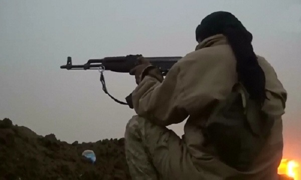 Phiến quân Nhà nước Hồi giáo tấn công binh sĩ Iraq ở làng Khubairat, tây nam Mosul. Ảnh:Reuters.